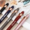 Personalisiertes Stifte-Geschenkset, 2er-Pack Soft-Touch-Metallstifte mit Geschenkbox, individuelle Kugelschreiber mit Stylus-Spitze, individuelle Geschenke für Geschäft, Schulabschluss, Geburtstag (Blau-Schwarz)