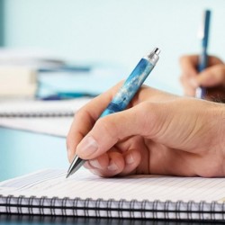 Kugelschreiber mit mystischem Jungen im Boot auf dem Meer mit Blauwalen, schwarze Tinte, Kugelschreiber, einziehbarer Journalstift, Arbeitsstift, Bürostifte für Männer und Frauen, 2 Stück