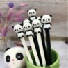 Niedlicher Gel-Tintenstift mit Panda-Sitzhaltung, niedlicher schwarzer Kawaii-Schreibstift, Kugelschreiber, schwarzer Gel-Tintenstift, Partygeschenk, lustiger Gel-Tintenstift, Schulschreibwaren und Bürobedarf (7 Stück)