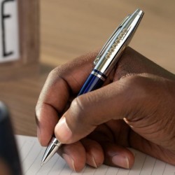 Gravierter Cross-Stift | Personalisierter Cross Calais-Kugelschreiber in blauem Lack mit Chromkappe und glatter schwarzer Tinte. Individuelles Geschenk zum Schulabschluss oder fürs Büro.