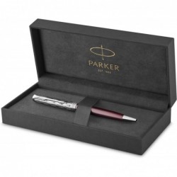 Parker Sonnet Kugelschreiber | Hochwertiges Metall und rotes Satin-Finish mit Chromverzierung | Mittlere Spitze mit schwarzer Tintenmine | Geschenkbox