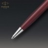 Parker Sonnet Kugelschreiber | Hochwertiges Metall und rotes Satin-Finish mit Chromverzierung | Mittlere Spitze mit schwarzer Tintenmine | Geschenkbox