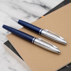 Dayspring Pens, graviertes Cross Pen Set | Personalisiertes Cross Calais Kugelschreiber- und Füllfederhalter-Set mit Etui – blauer Lack mit Chromverzierungen. Individuell graviertes Geschenk mit Ihrem Namen