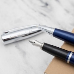 Dayspring Pens, graviertes Cross Pen Set | Personalisiertes Cross Calais Kugelschreiber- und Füllfederhalter-Set mit Etui – blauer Lack mit Chromverzierungen. Individuell graviertes Geschenk mit Ihrem Namen