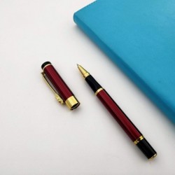 Kugelschreiber mit feiner Feder, hochwertiger Business-Signatur-Stift, Metallclip, Tintenroller mit schwarzer Tinte und zwei 0,5-mm-Ersatzminen, Geschenkstift, Premium-Geschenkbox (rot)