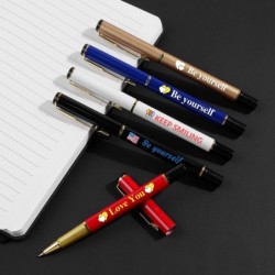 Personalisiertes Stift-Geschenkset – Personalisiert mit Ihrem Namen/Text/Logo – Personalisiertes Geschenk für jeden Anlass – Individuelle Geschenke für Männer und Frauen, präsentiert in einer edlen Geschenkbox, Schwarze Tinte (Gold)